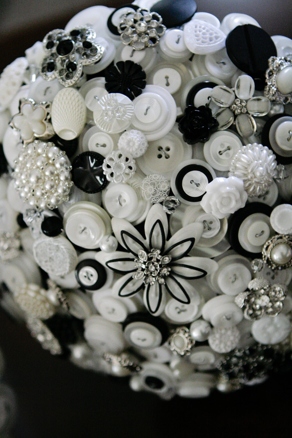 Button Bouquet White, Ivory White, Black Highlights